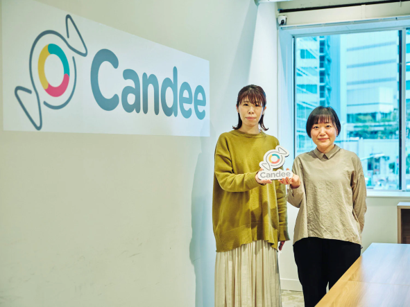 オフィスと社員二人の写真