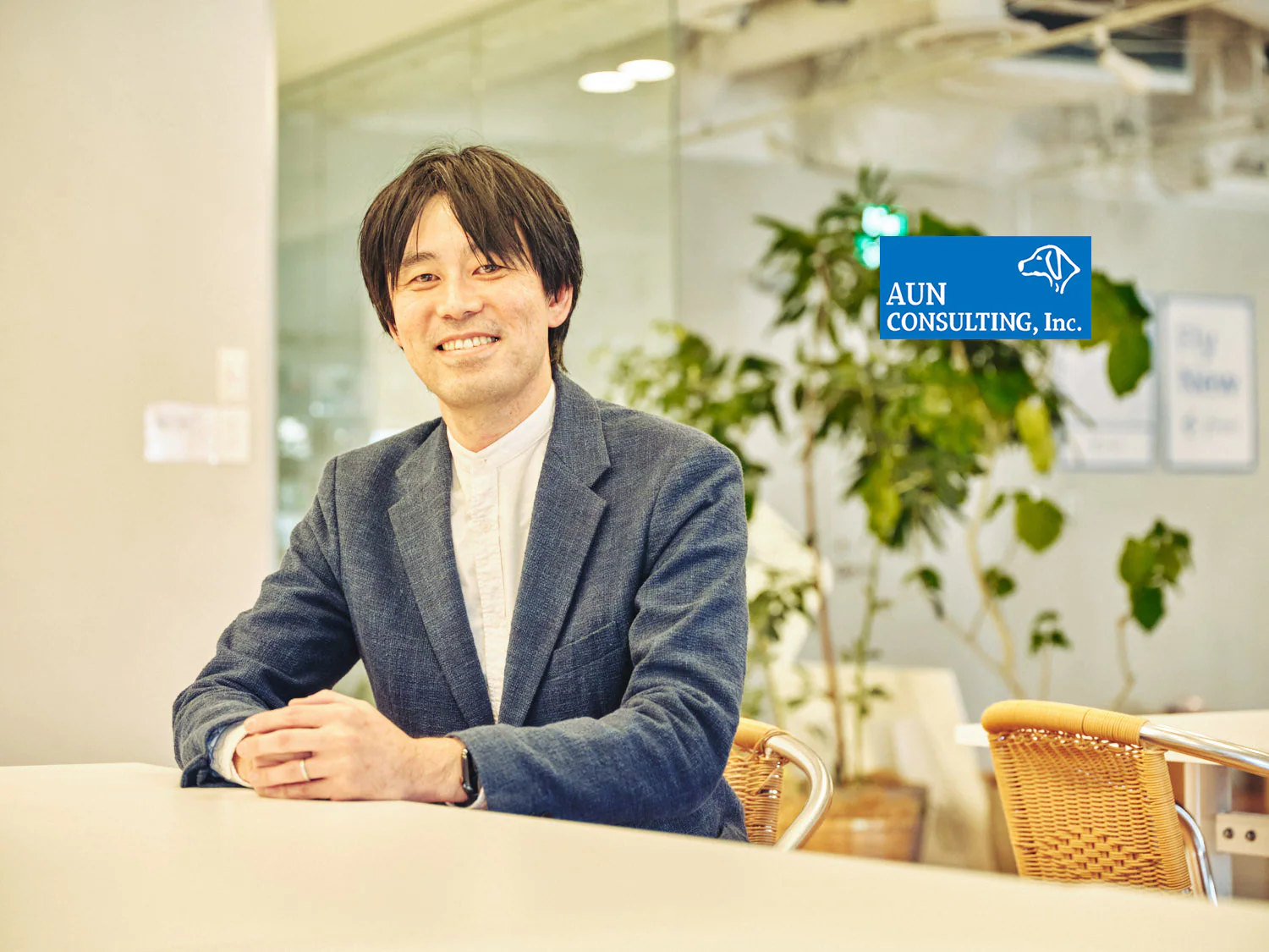 オフィスと社員画像