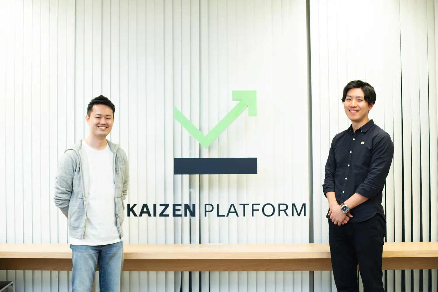 オフィスと社員二人の写真