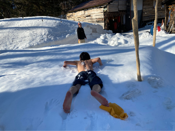 積もった雪の上にダイブする方も