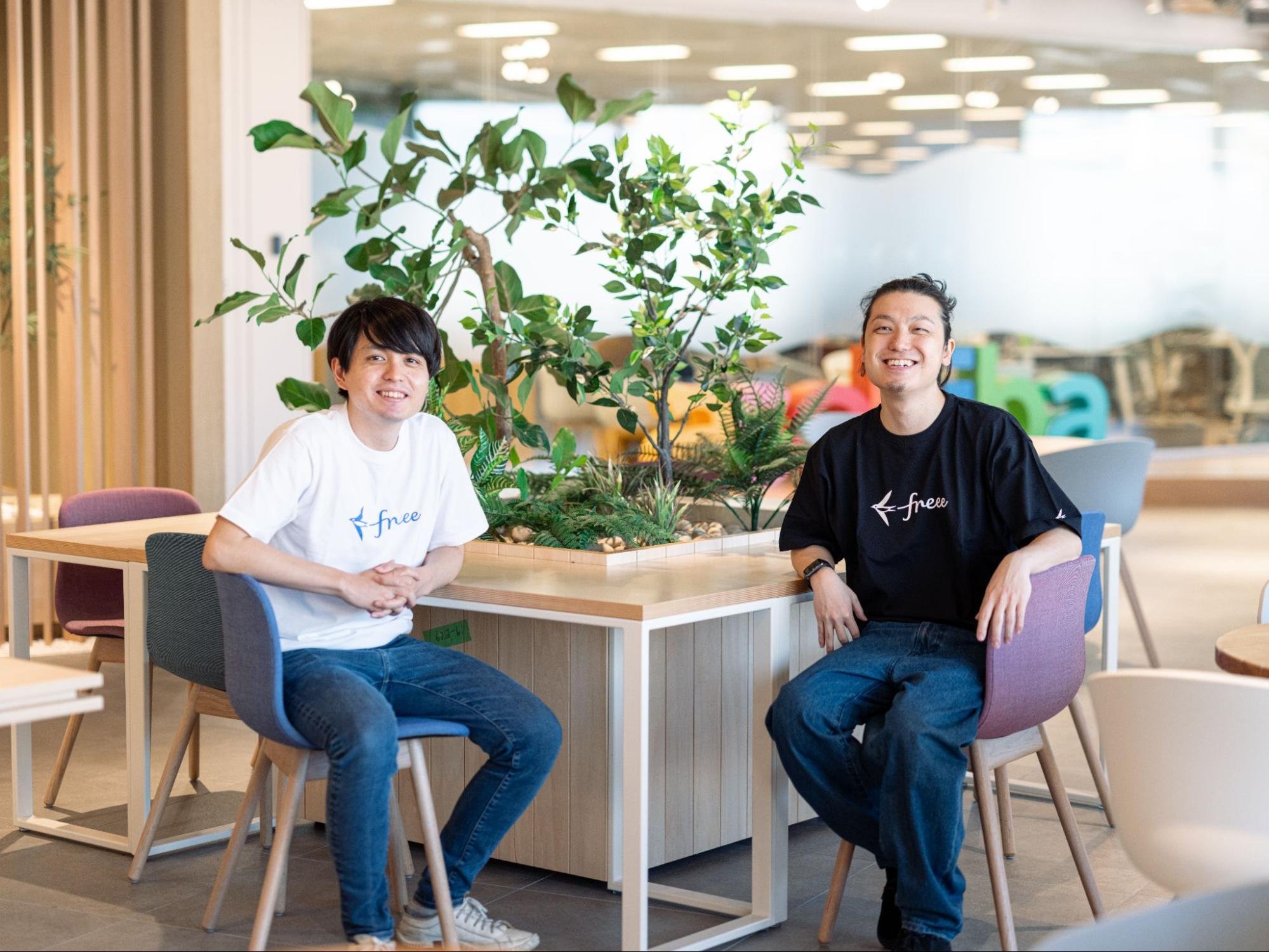 岡田さんと岩見さんが並んで座っている写真