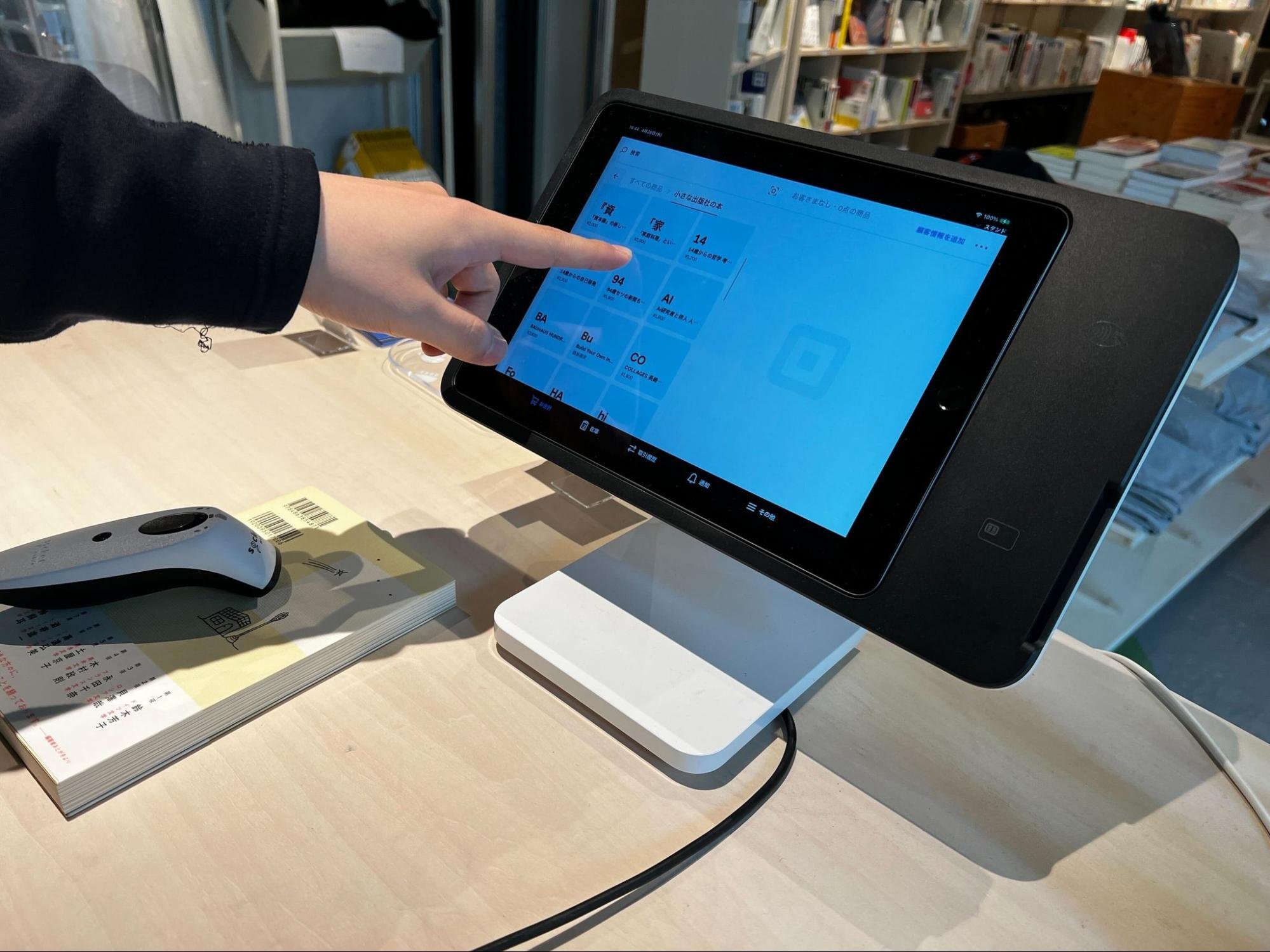 Squareスタンドを実際に手で使用している写真