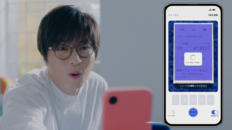 freee会計のスマホアプリでレシートを撮影している田中圭さん